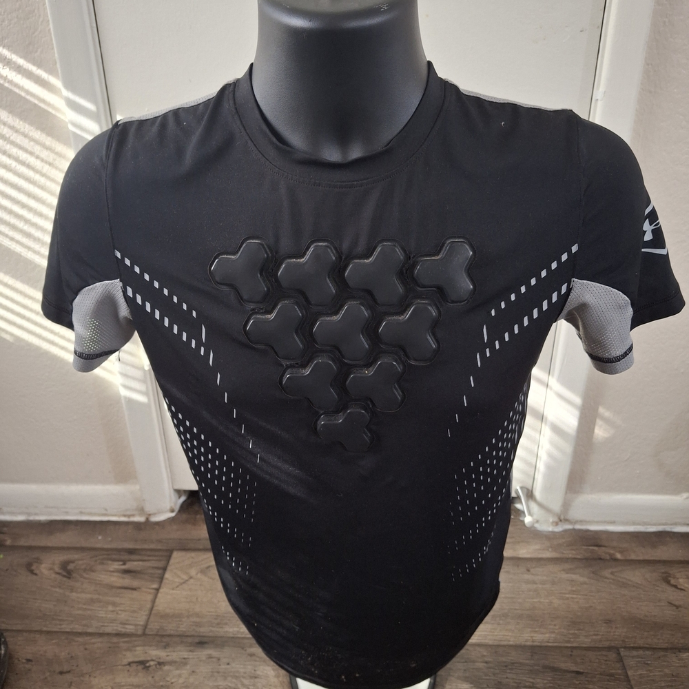 Under Armour Youth Padded Compression Shirt – Black/Grey Short Sleeve Boys (M)